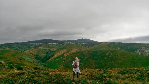 Blondynka Turystka Tle Gór Piękny Krajobraz Kobietą Cabo Roca Portugalia — Zdjęcie stockowe