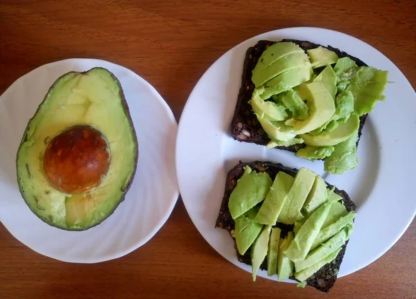 Setengah Alpukat Piring Sandwich Dengan Avocado — Stok Foto