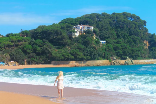 Une Belle Blonde Élancée Promène Long Côte Méditerranéenne Lloret Mar — Photo