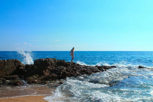 Menina Costa Mediterrâneo Penhasco Dia Ensolarado Lloret Marte Catalunha Espanha — Fotografia de Stock