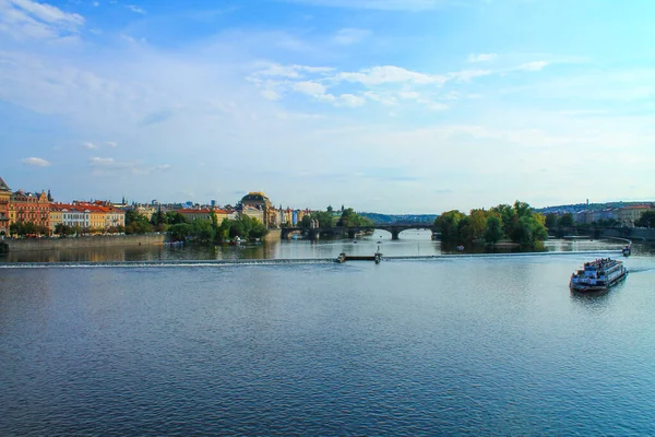 Vista Del Río Moldava Con Barco Verano Praga República Checa —  Fotos de Stock