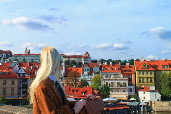 Blondýnka Hnědém Kabátě Dívá Mostu Staré Město Praha Česká Republika — Stock fotografie