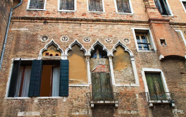 Ornate windows in Venice on an old house. Italy, Europe — Stock Image Ornate Windows Venice Old House Italy Europe Stock Photo