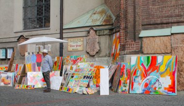 MUNİK, Almanya - 25 Eylül 2015: Sanatçı Münih, Almanya sokaklarında resim satıyor.