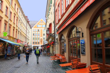 MÜZİK, Almanya - 25 Eylül 2015: Turistlerle ve Münih 'in mimarisi ile cadde manzarası. Almanya.