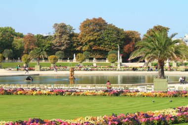 PARİS, FRANSA - 10 Eylül 2018: Çiçek açan turistler ve Paris 'teki Lüksemburg parkının manzarası.