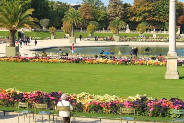 PARİS, FRANSA - 10 Eylül 2018: Çiçek açan turistler ve Paris 'teki Lüksemburg parkının manzarası.