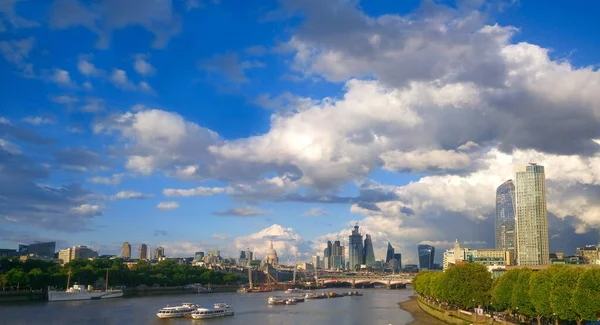 Panorama Ciudad Londres Támesis Bonito Día Verano Cielo Azul Con —  Fotos de Stock