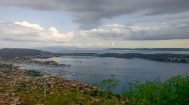Koyun panoramik görüntüsü fayanslı çatıları, resimli dağları ve körfezi var. Hırvatistan.