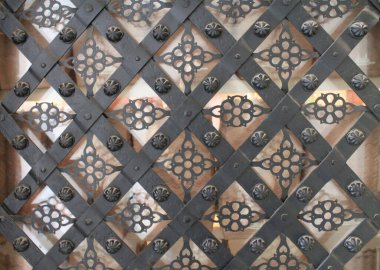 Dekoratif metal kapı süsü. Klasik süslemeli antika demir kapı. Süslemeli geometrik desen ve soyut renkli arkaplan.