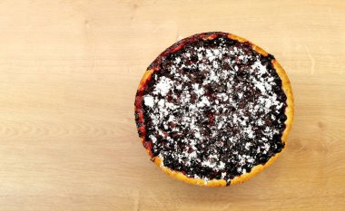 Ahşap bir masada yabanmersini ve kirazlı nefis ev yapımı turta. Web sitesi, kartpostal, afiş için ev yapımı konsepti.