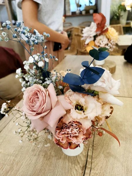 Indah Karangan Bunga Pengaturan Meja — Stok Foto