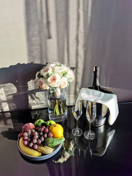 Still Life Bouquet Light Pink Roses Plate Fruit Glasses Champagne — Stock Photo, Image