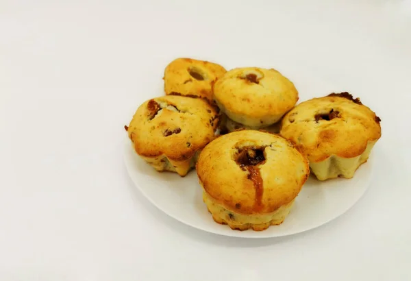 Läckra Hemmagjorda Muffins Med Russin Plommon Och Sylt Inuti Vit — Stockfoto