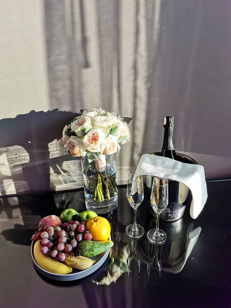 Stille Roligt Med Buket Lyserøde Roser Tallerken Frugt Glas Champagne - Stock-foto