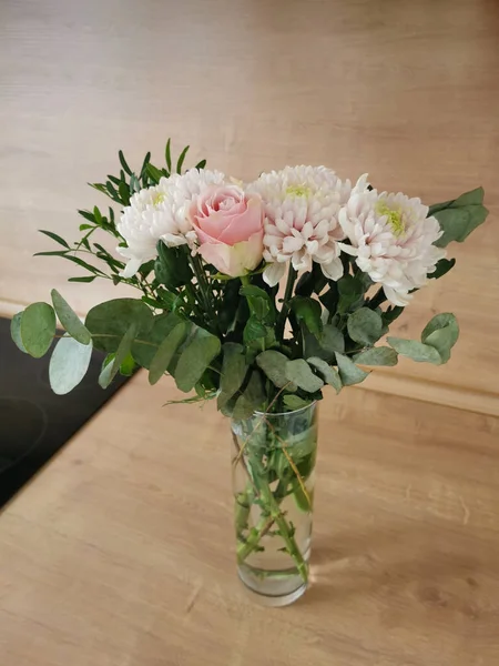 Beau Bouquet Roses Avec Chrysanthèmes Eucalyptus Sur Une Table Bois — Photo