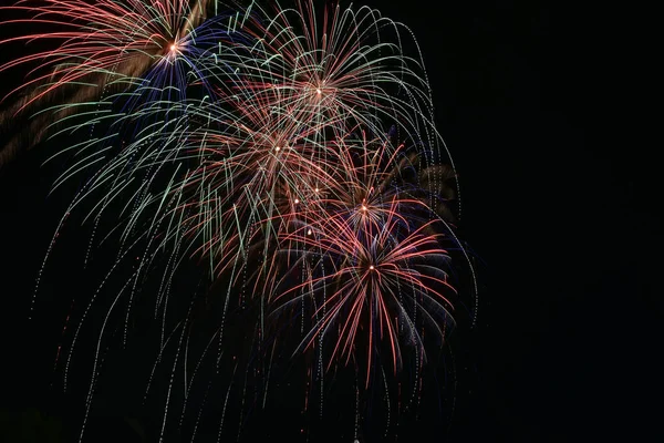 Rot Grün Blaues Feuerwerk Vor Dem Hintergrund Des Schwarzen Nachthimmels — Stockfoto