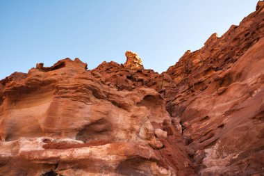 Wadi Rum çölde Ürdün mavi gökyüzünün altında turuncu kaya