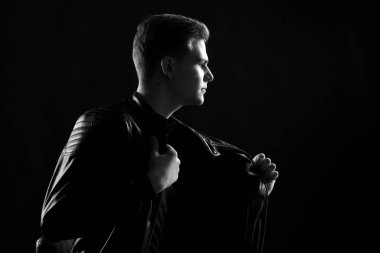 siyah beyaz portre siyah deri ceketli genç adam