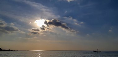 güneşin denize arka plan üzerinde küçük balıkçı teknesi