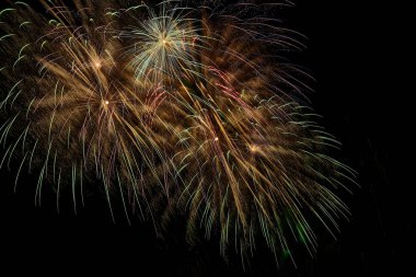 Siyah arkaplanda sarı havai fişekler