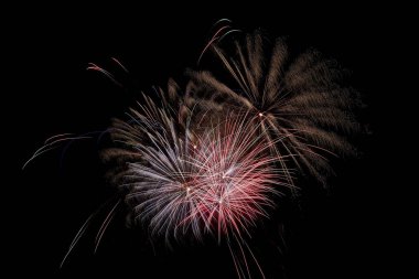 siyah arka plan üzerinde kırmızı ve sarı havai fişek