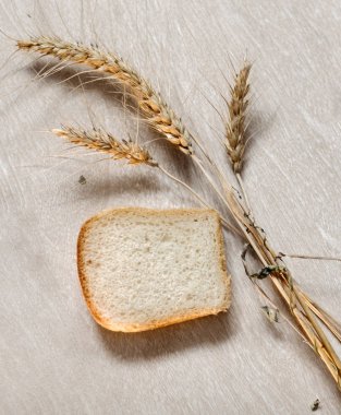       Beyaz ekmek bir ahşap yüzeyde kulaklı