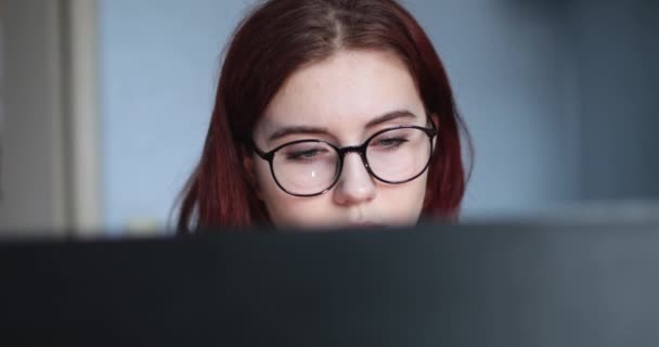 Flicka Med Glasögon Ser Bildskärmen Närbild Ögon Blå Bakgrund Ljus — Stockvideo