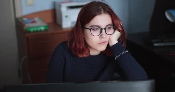 Una Chica Europea Pensó Monitor Plan Medio — Vídeo de stock