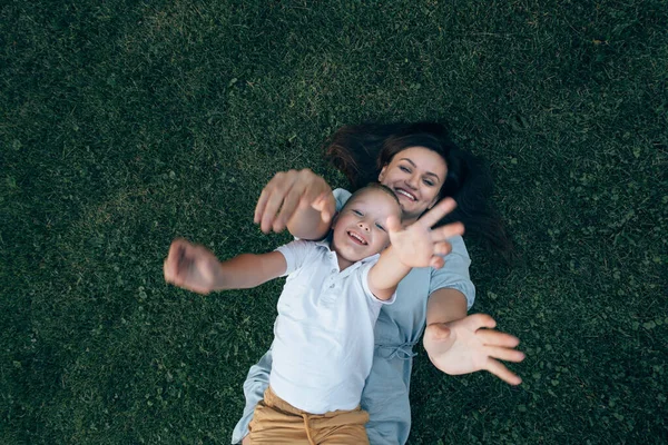 Maman Son Fils Marchant Été Dans Parc Trouvent Sur Herbe — Photo