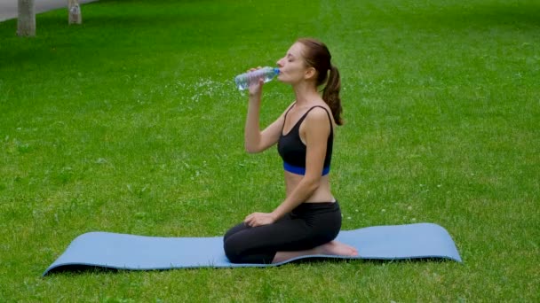 Smal Vit Kvinna Utövar Yoga Det Gröna Gräset Sommardag Och — Stockvideo