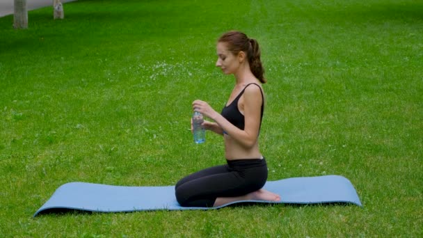 Långivare Kaukasiska Kvinna Utövar Yoga Det Gröna Gräset Sommardag Och — Stockvideo