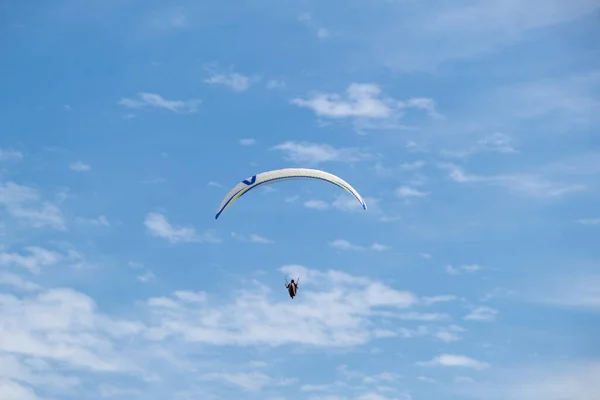 Ein Weißer Gleitschirm Fliegt Den Blauen Himmel Vor Dem Hintergrund — Stockfoto