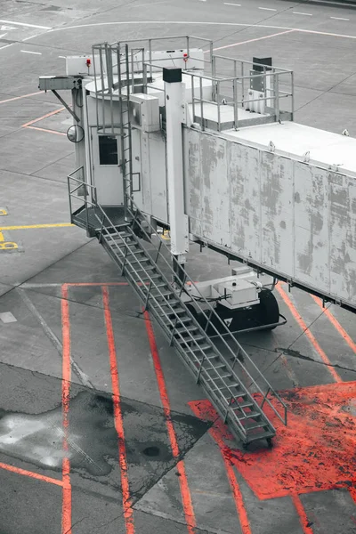 Uçağa binen yolcular için teleskobik merdiven