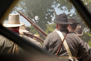 Wilson'ın Creek canlandırma Wilson Creek'ın ulusal savaş Cumhuriyeti, Missouri yakınlarında, Battle. Olarak da bilinen Oak Hills savaşında, Mississippi nehrinin batısında ilk büyük İç Savaşı savaş yapıldı.