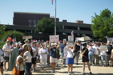 30 Haziran, 2018-Columbia, Missouri-aileler birbirlerine ait ralli Trump aile ayrılık göç politikası protesto etmek için