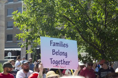30 Haziran, 2018-Columbia, Missouri-aileler birbirlerine ait ralli Trump aile ayrılık göç politikası protesto etmek için