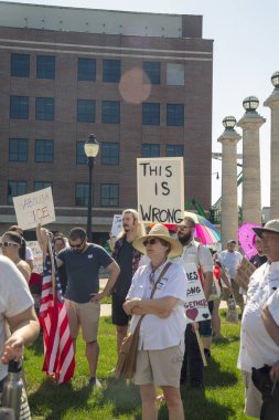30 Haziran, 2018-Columbia, Missouri-aileler birbirlerine ait ralli Trump aile ayrılık göç politikası protesto etmek için