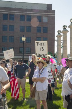 30 Haziran, 2018-Columbia, Missouri-aileler birbirlerine ait ralli Trump aile ayrılık göç politikası protesto etmek için