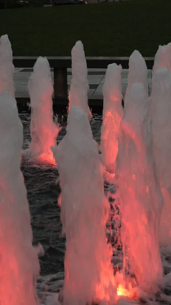 Renkli ışıklar ile Çeşme