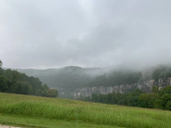 Roak Bluff, Steel Creek ulaşımı, Buffalo National River, Arkansas, ABD, siste görülüyor.