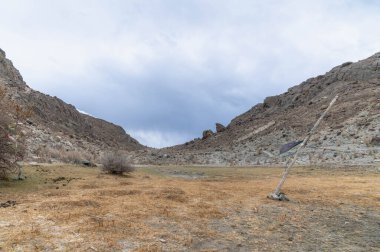 Hindistan 'ın Ladakh kentindeki yüksek Himalaya dağlarıyla çevrili geniş bir açık arazi. Yüksek rakımlı vadi manzarası vahşi doğayı, özgürlüğü ve doğal güzellikleri gözler önüne seriyor. Seyahat, macera ve meditasyon temaları için ideal.
