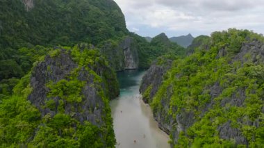 Doğal güzelliklerle çevrili sakin bir kaçış. Miniloc Adası 'ndaki Büyük Göl ve Küçük Göl. El Nido, Palawan. Filipinler.