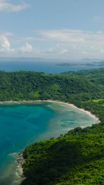 El Nido 'da mavi deniz ve sahil. Mavi gökyüzü ve bulutlar. Palawan, Filipinler. Dikey görünüm.