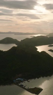 Tropikal adalar gün batımının altında Coron, Palawan, Filipinler 'de alacakaranlıkta. Dikey görünüm.