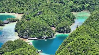 Tagana-an, Surigao del Norte 'deki Tinago Adası' nda turkuaz su. Filipinler. Büyütme görünümü.