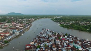 Cotabato şehrinde nehir ve köylerle yapılan hava araştırması. Mindanao, Filipinler.