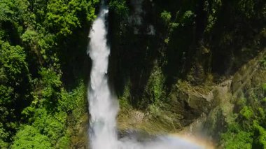 Dağdaki şelalelerin üstünde gökkuşağı. Seven Falls. Sebu Gölü. Mindanao, Filipinler. Yukarıdan drone görünümü.