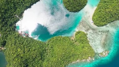 Tropikal Ada 'nın göletinde şeffaf turkuaz su. Socorro 'daki Bucas Grande Adası. Mindanao, Filipinler.
