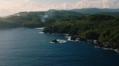 Mavi deniz ve tropikal ada üzerindeki hava manzarası. Surigao del Sur, Filipinler.